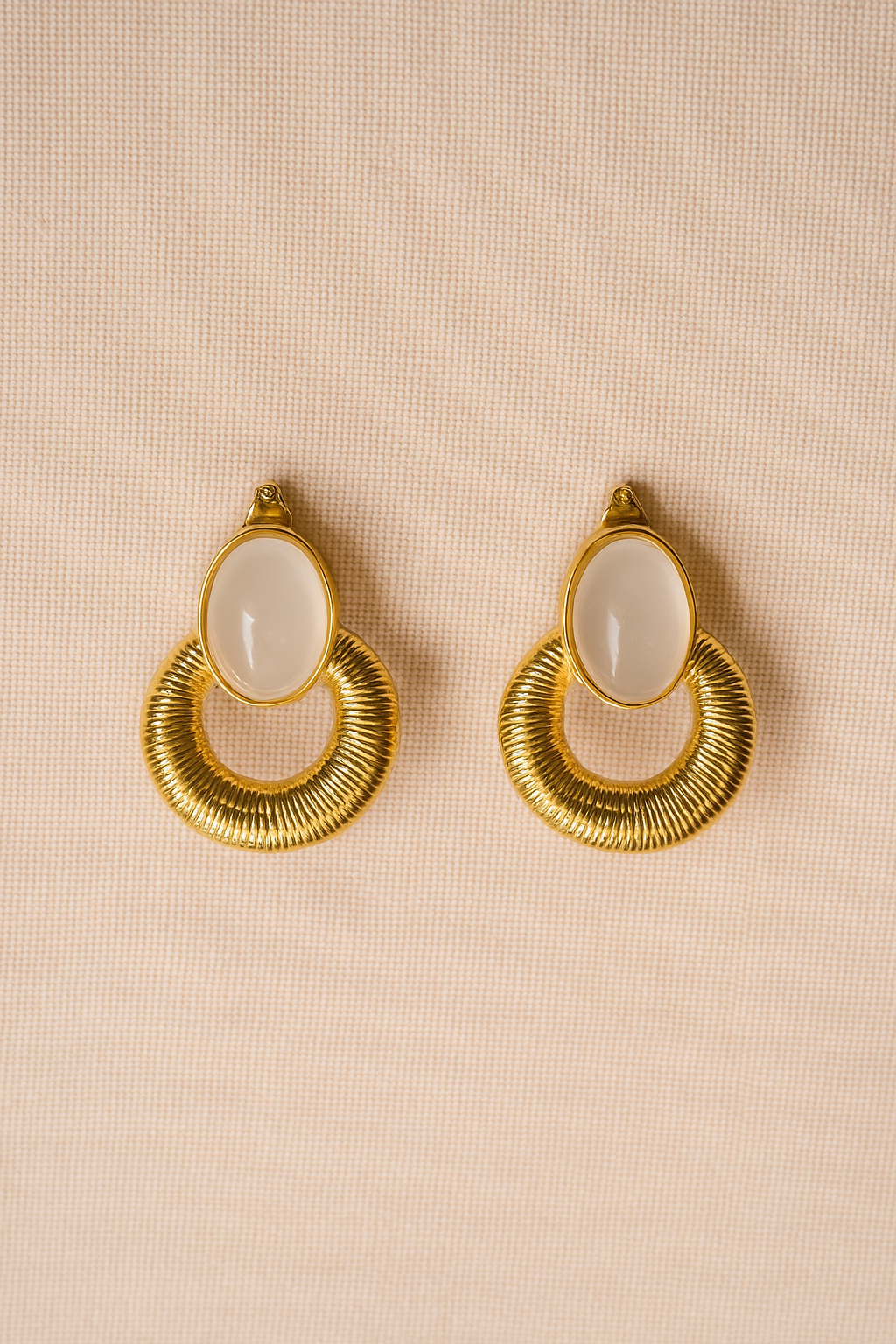 Solara Loop – Vintage Gold Oval Earrings
