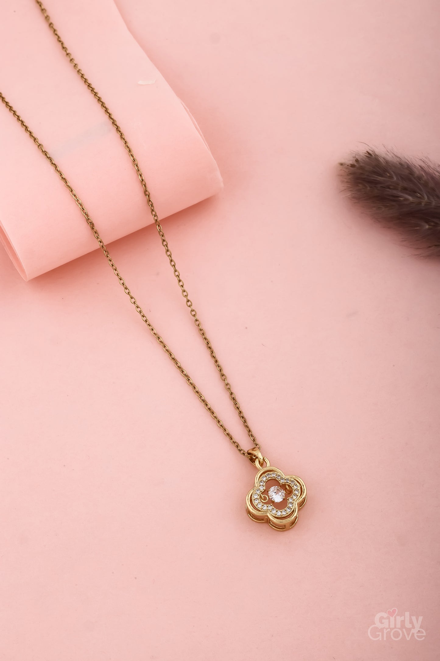 Golden Clover Necklace – A Charm of Elegance