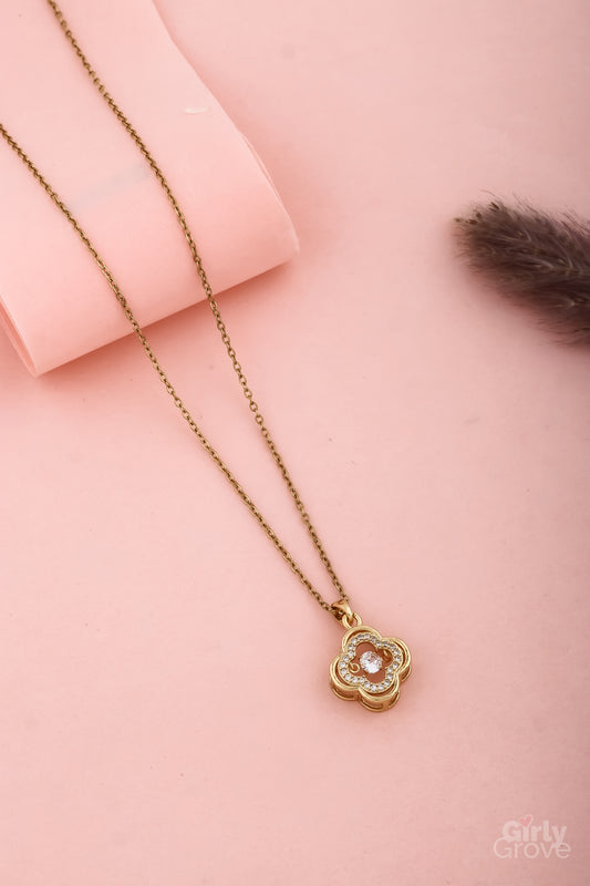 Golden Clover Necklace – A Charm of Elegance