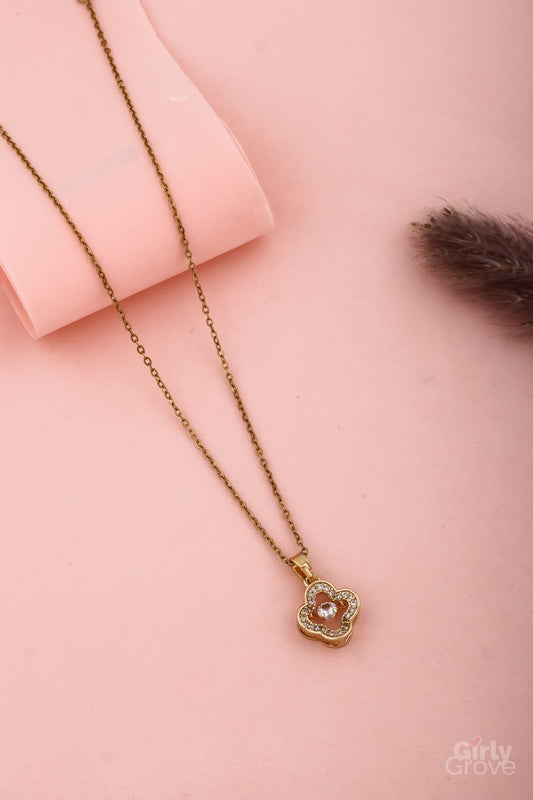 Golden Clover Pendant – Everyday Luck & Elegance 🍀